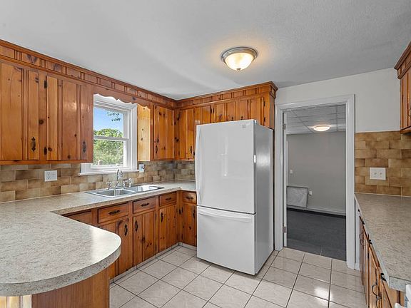5th image of 71 Woodland Ave