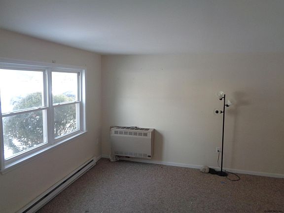 3rd image of 23 Woodridge Cir