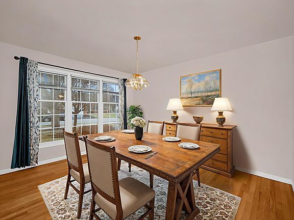 4th image of 3507 Lake Shore Dr