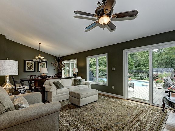 Living Room w/vaulted ceiling