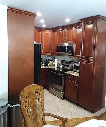 5th image of 934 E 214th St