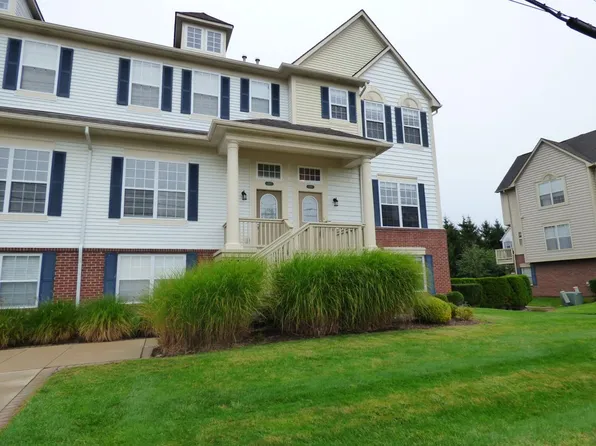 1547 Cass Lake Rd, Keego Harbor, MI 48320