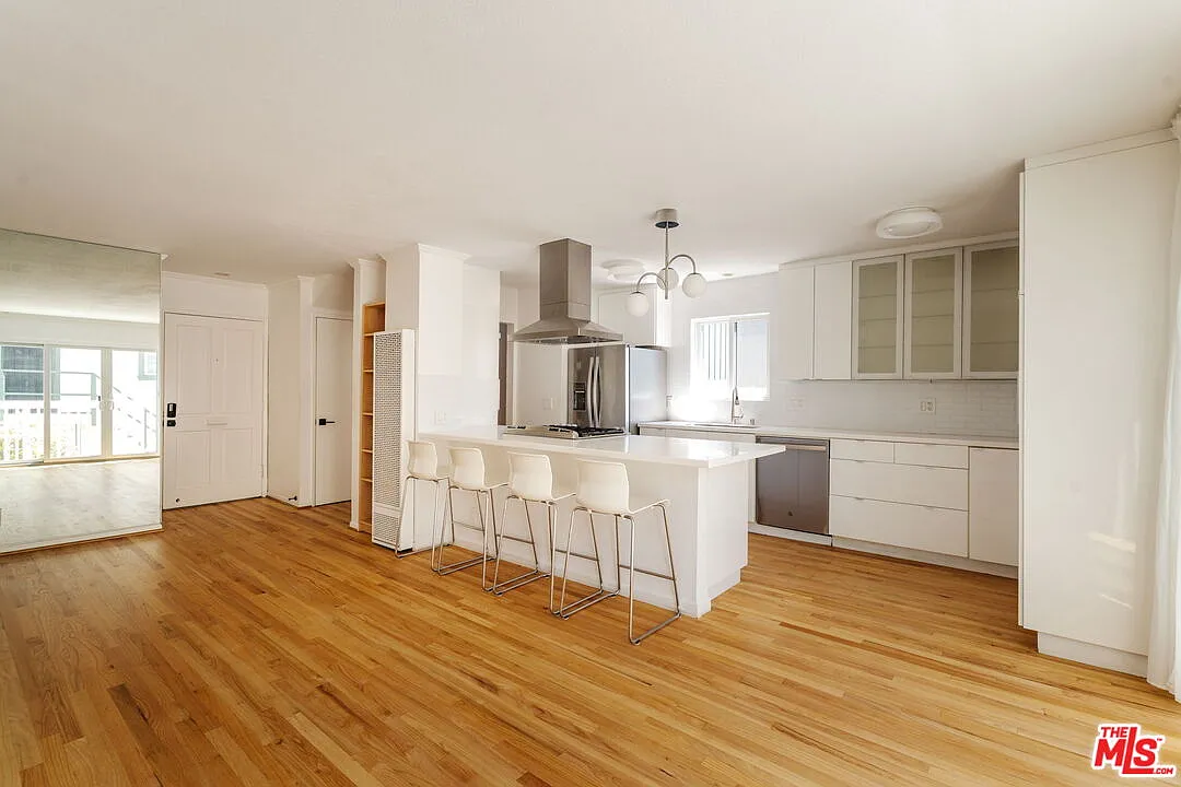 3 bed, 2.0 bath, 1150 sqft, $4,900 — Photo 3