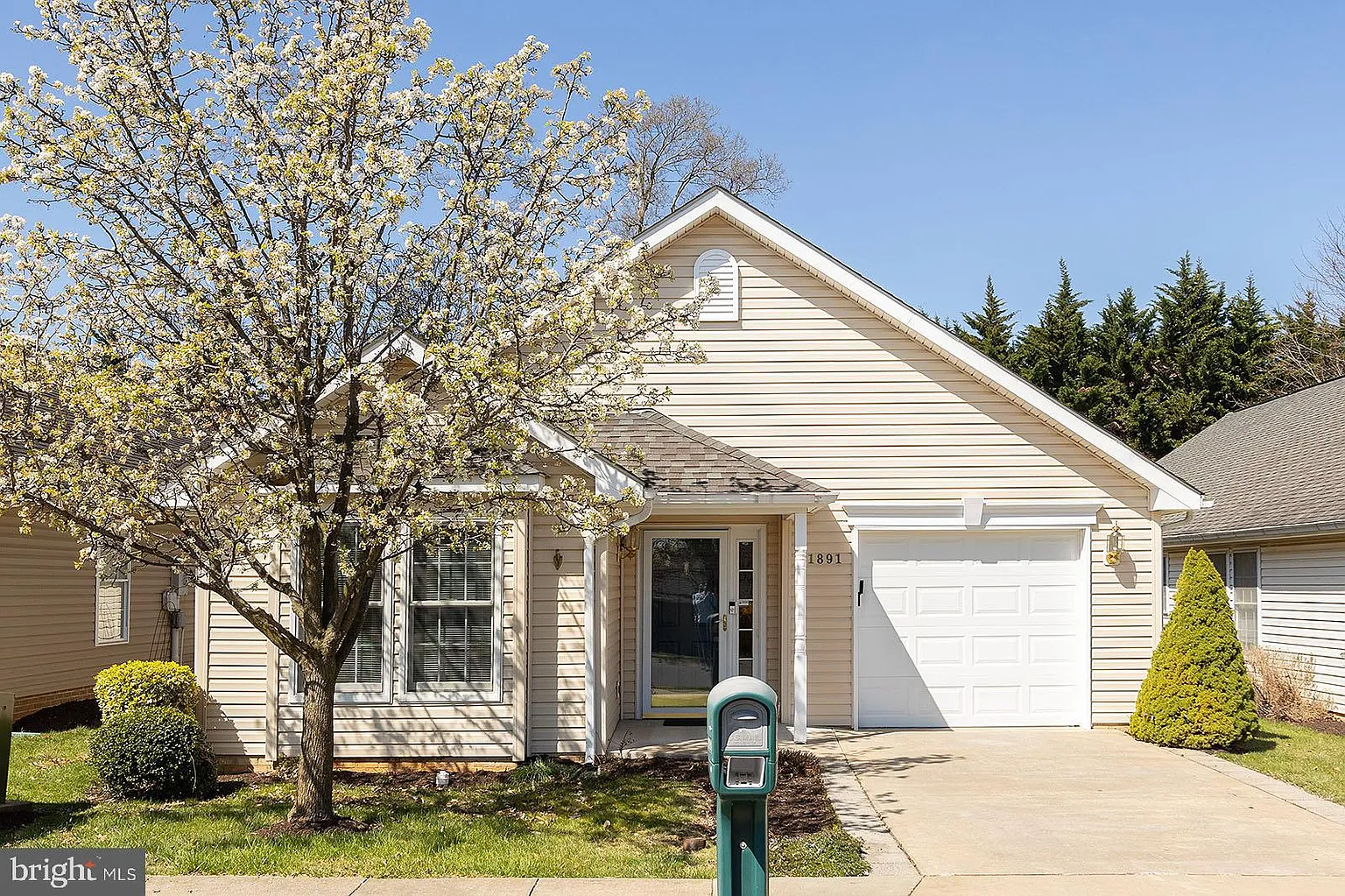 1891 Melvor Ln photo 1