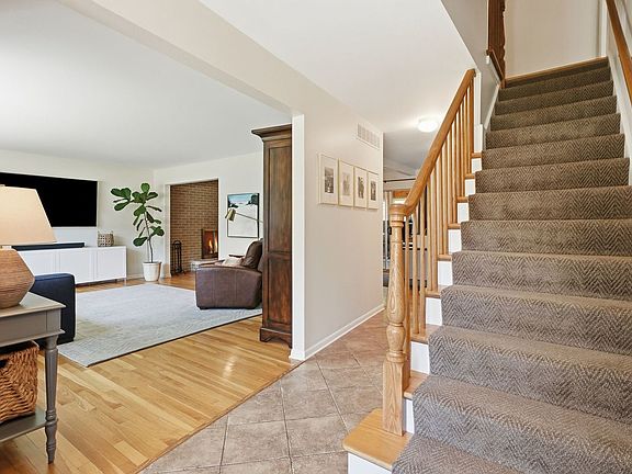 5th image of 28W118 Hillview Dr