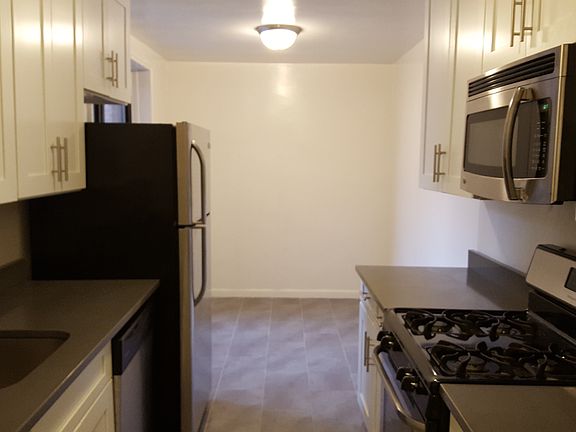 3rd image of 6400 Saunders St #4E