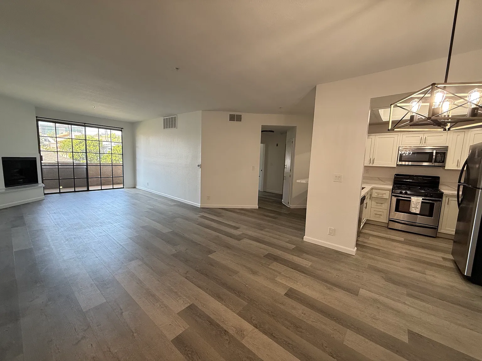 2 bed, 1160 sqft, $4,100 — Photo 3