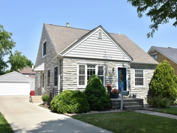 2745 North Carlton PLACE, Milwaukee, WI 53210