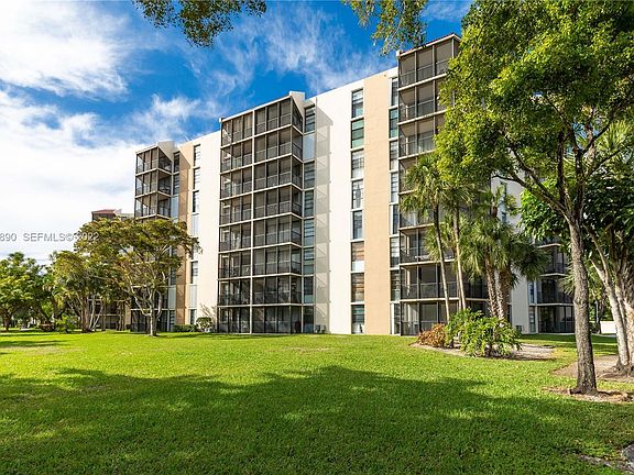 3rd image of 3301 N Country Club Dr #423