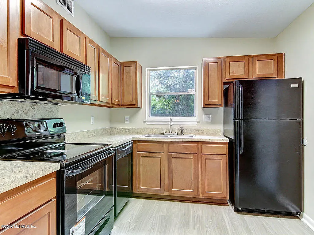 3 bed, 1158 sqft, $2,000 — Photo 1