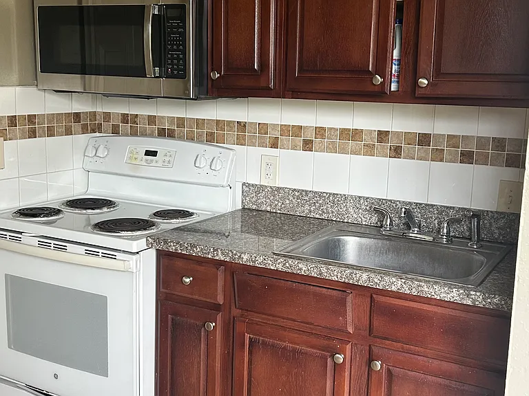 405 4th St NE — Photo 3