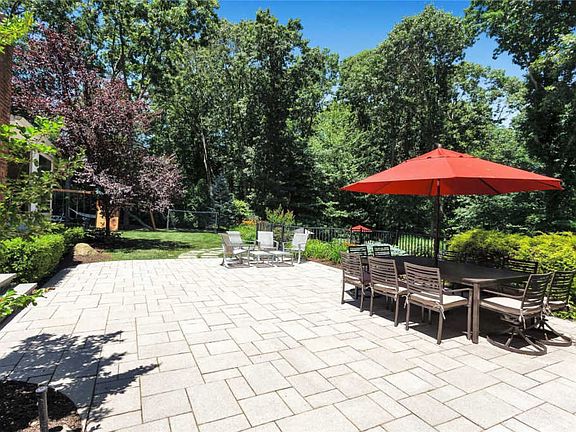 2nd image of 6 Pickering Pl