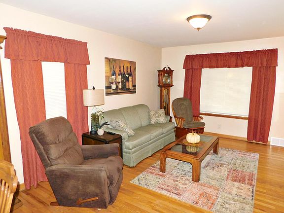 3rd image of 4956 N Iroquois Ave