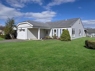 562 Stratford Ln, Ridge, NY 11961