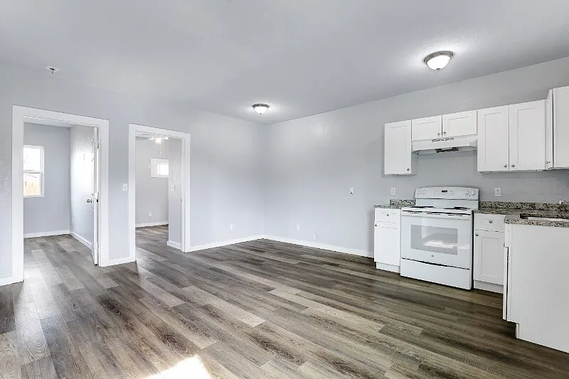 438 S San Joaquin Ave — Photo 4