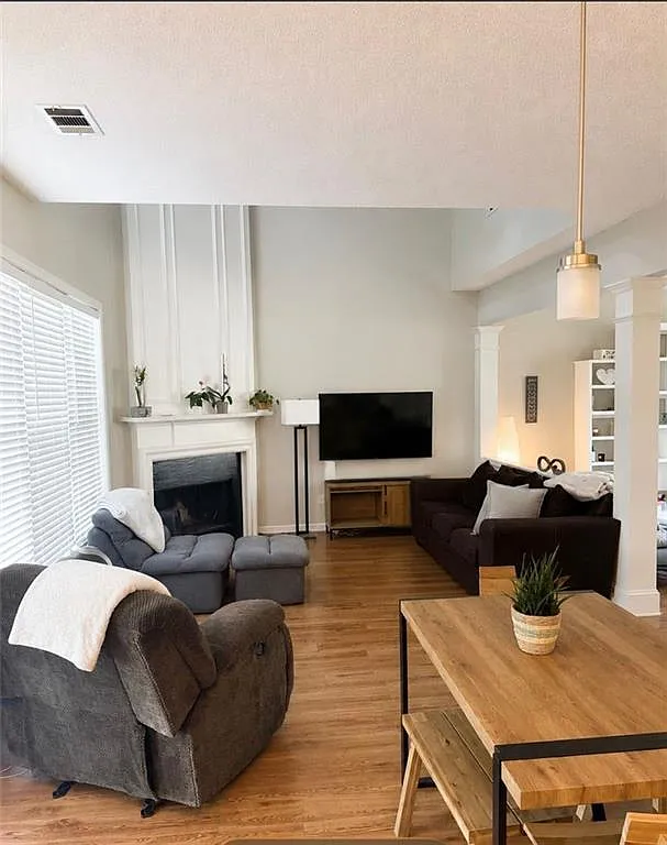 2 bed, 3.0 bath, 1409 sqft, $2,200 — Photo 3