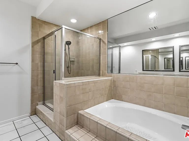 500 S Barrington Ave #2 — Photo 19