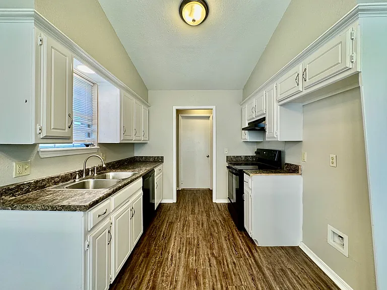 1006 Richmond St — Photo 6
