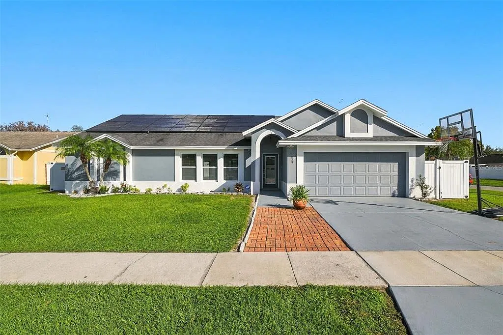 4 bed, 2.0 bath, 1899 sqft, $3,000 — Photo 4
