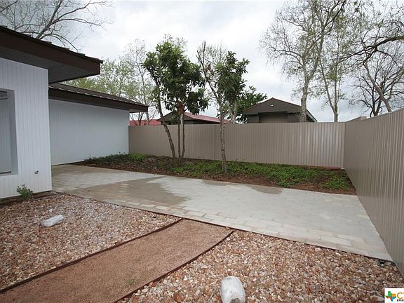 3rd image of 725 Lakeview Trl
