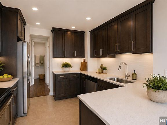 4th image of 100 Carlyle Dr APT 9DS