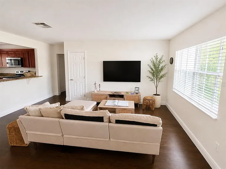 616 Ellendale Dr — Photo 3