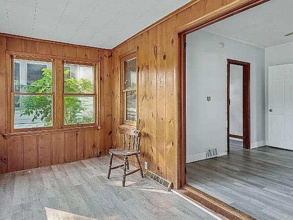 4th image of 991 Rose Ave E #1