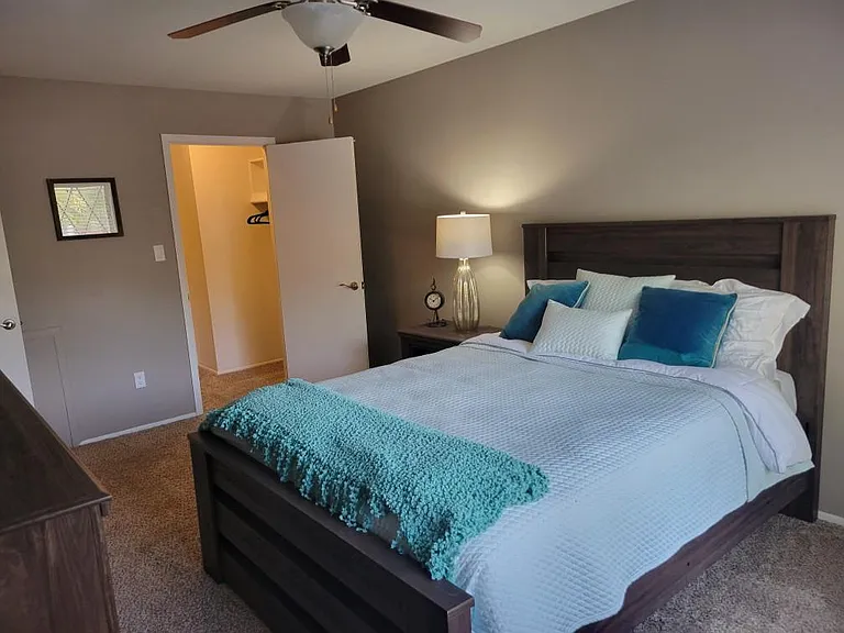 Carriage Hill Apartments - Dearborn Heights, MI — Photo 17
