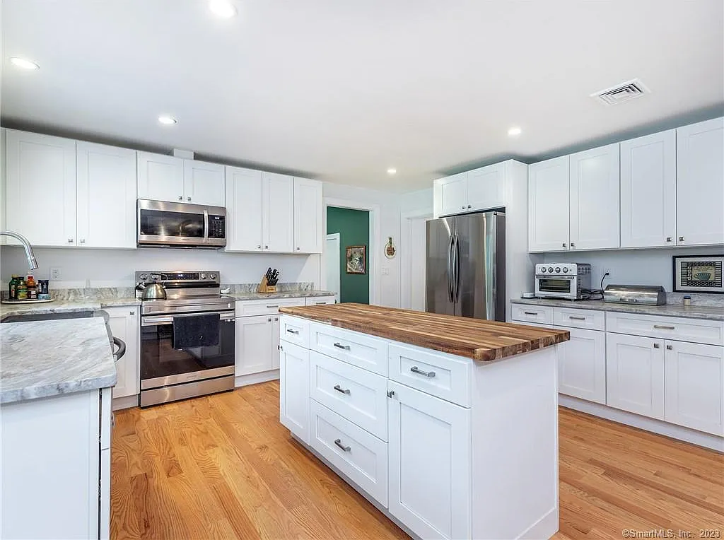 3 bed, 2.5 bath, 3626 sqft, $5,250 — Photo 4