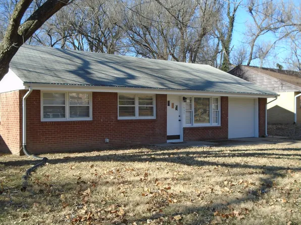 1537 Hartford Rd, Manhattan, KS 66502