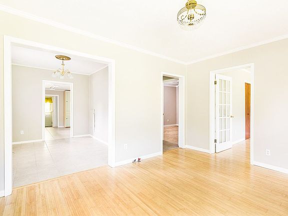 4th image of 2035 Courtland St