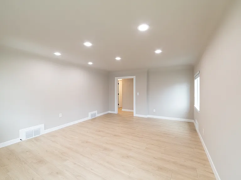 910 E Main St — Photo 5