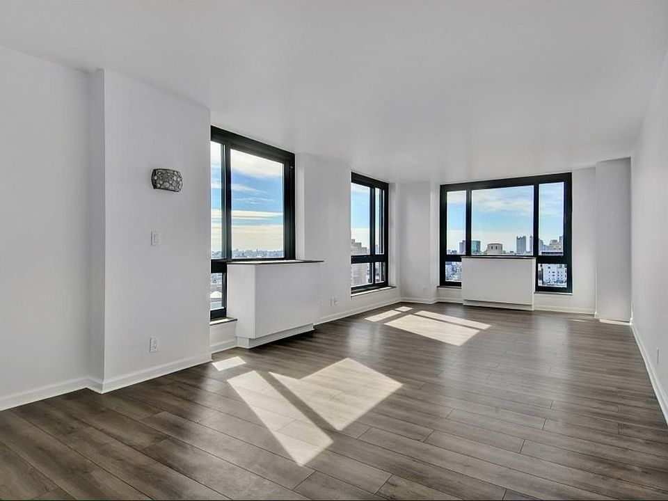 1st image of 1 Irving Pl APT U26d