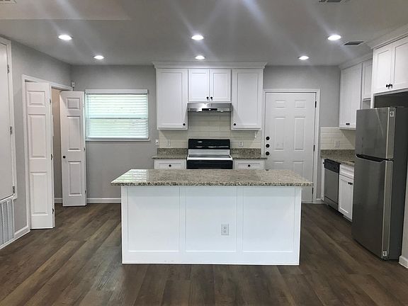 3rd image of 1422 Onslow