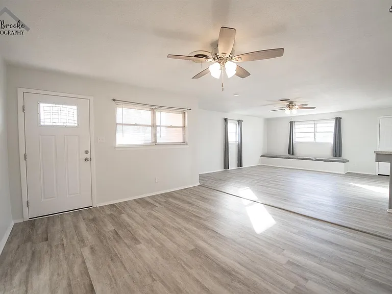 1020 W Cornelia Ave — Photo 6