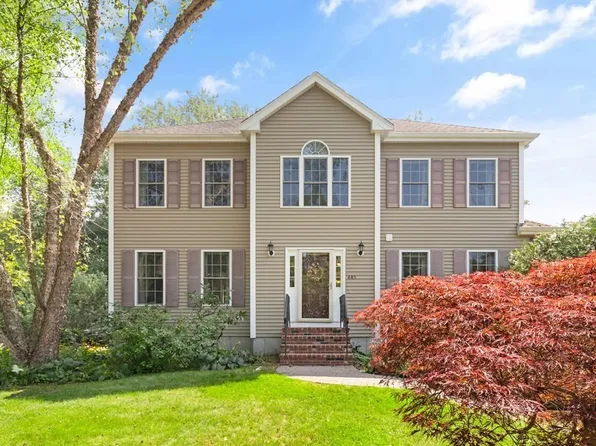 445 King Philip St, Raynham, MA 02767