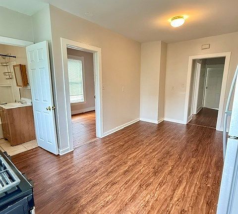 3rd image of 384 Gregory St