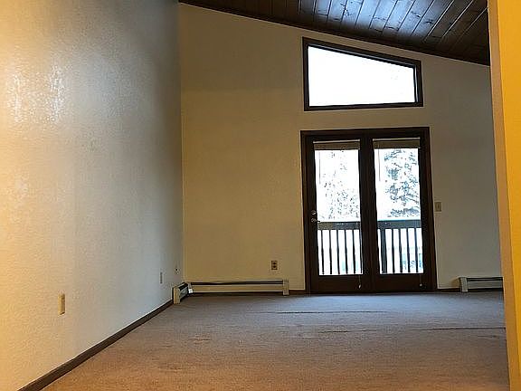 Living area vaulted ceiling