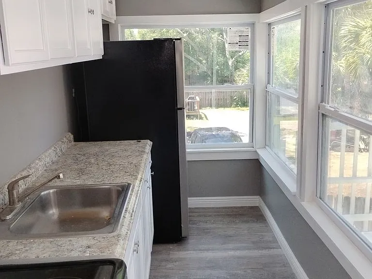 208 Fairview Ave — Photo 1