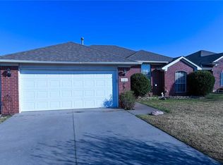 2300 Karsten Creek Dr, Moore, OK 73160