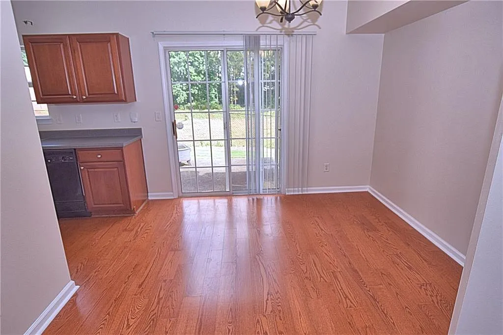 2 bed, 2.5 bath, 1602 sqft, $1,900 — Photo 4