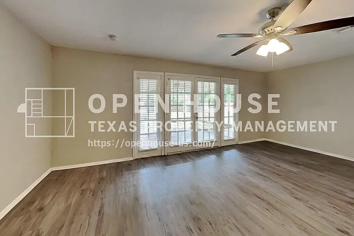 3419 Shadowcrest Ln — Photo 3