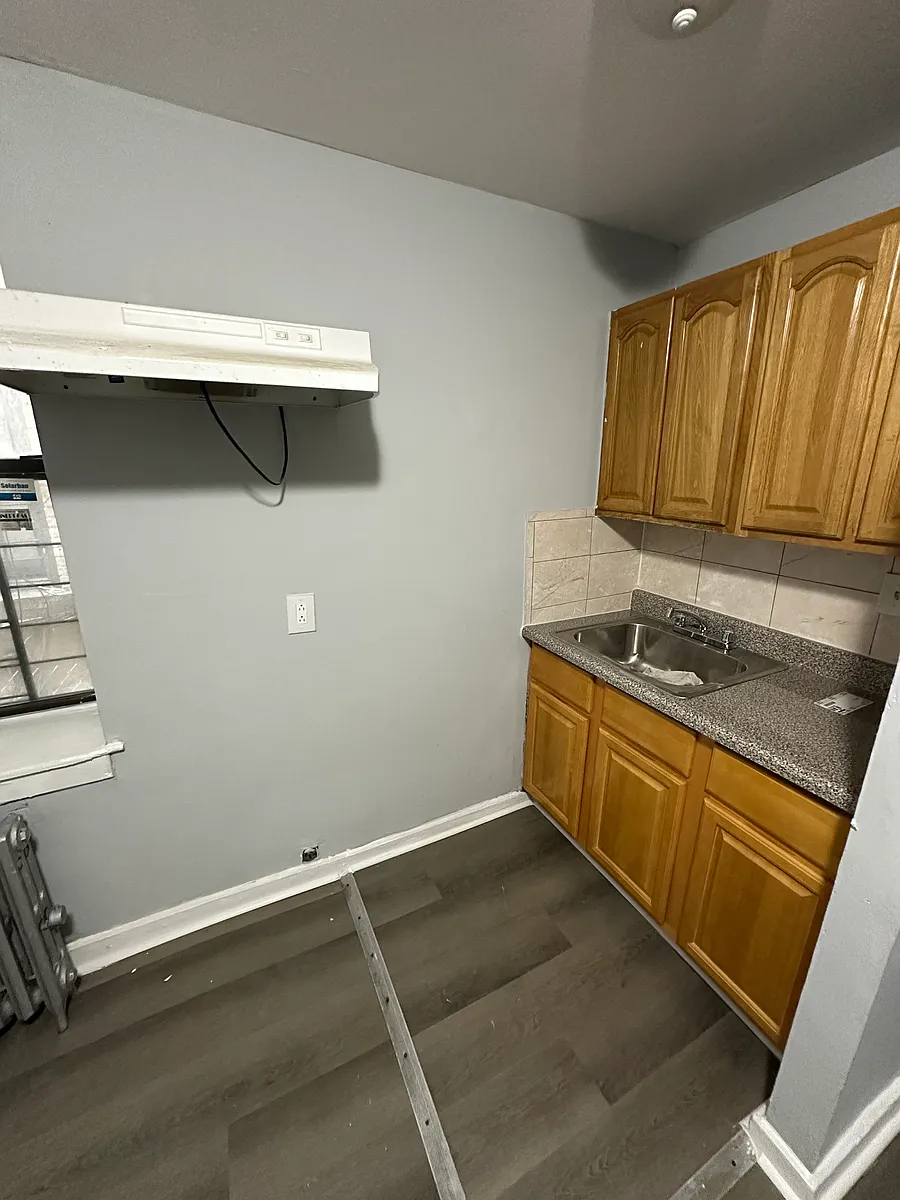 Building Photo - 2 Van Cortlandt Park Ave #1SR