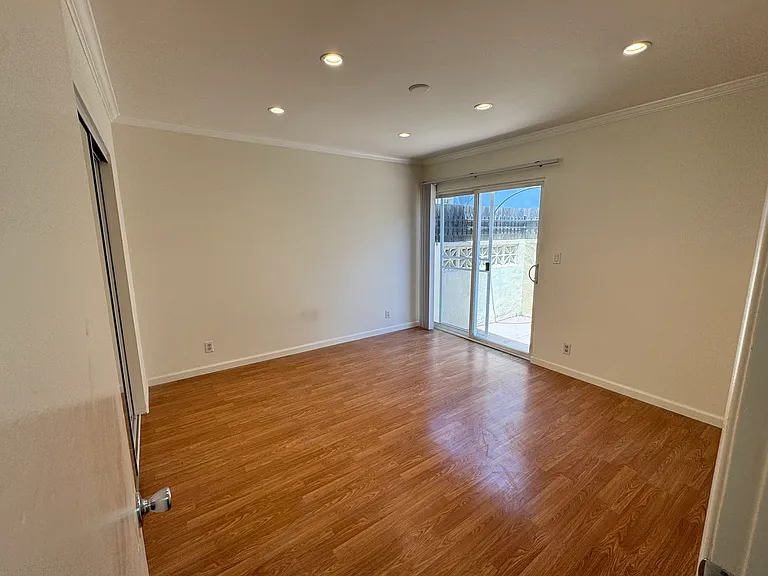 1280 S Barrington Ave #10 — Photo 26