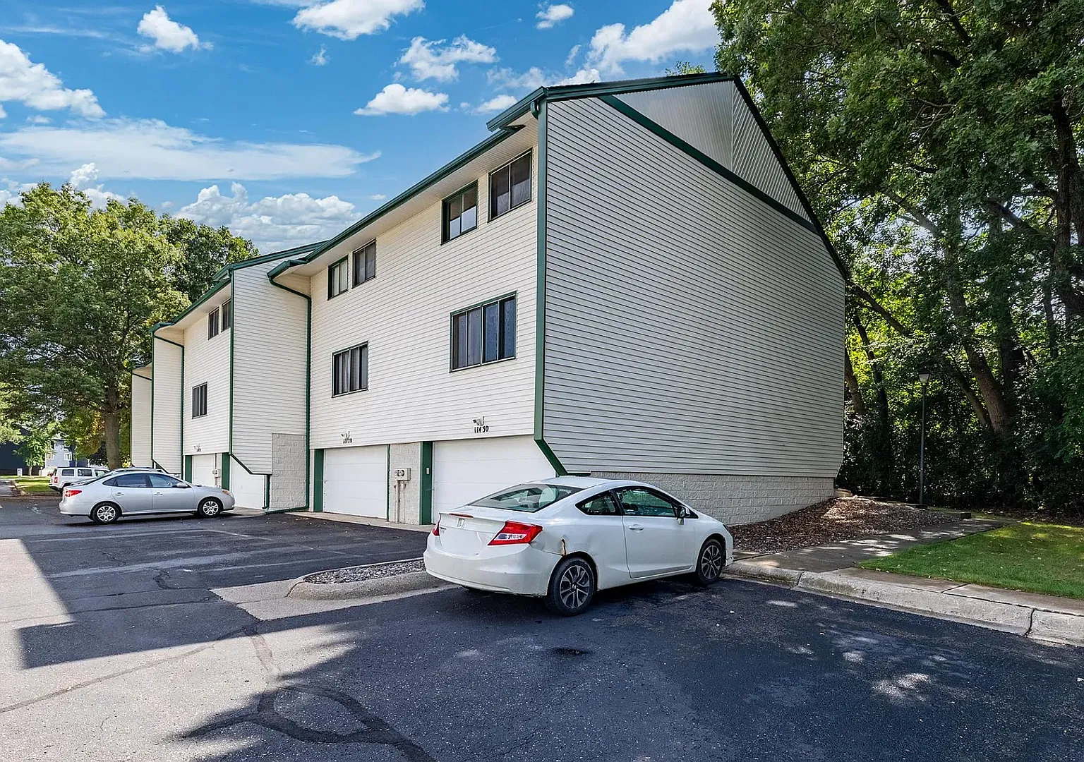 Spacious 3-Bed End-Unit Townhome with 2-Car Garage & Private Deck — Photo 2