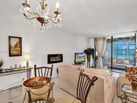 5th image of 2831 Somerset Dr APT 207
