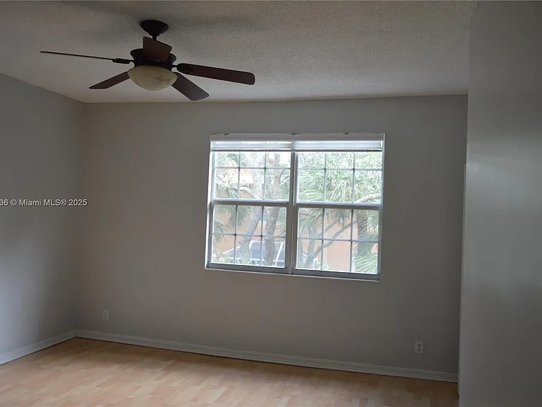 1527 Veracruz Ln — Photo 9
