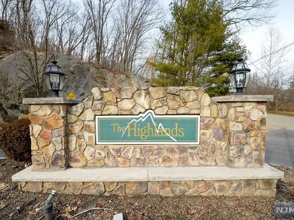 13 Mountainside Dr, Pompton Lakes, NJ 07442