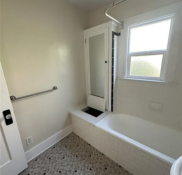 2831 Rowena Ave — Photo 8