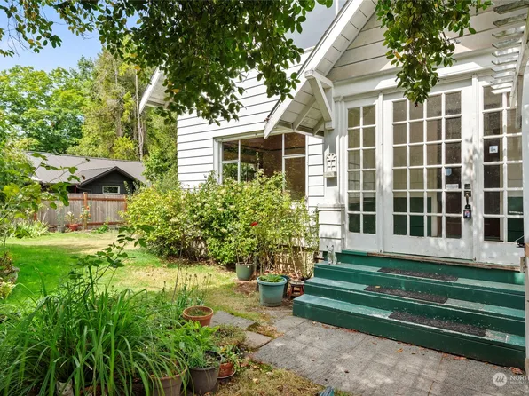 1427 Woodrow Place E, Seattle, WA 98112